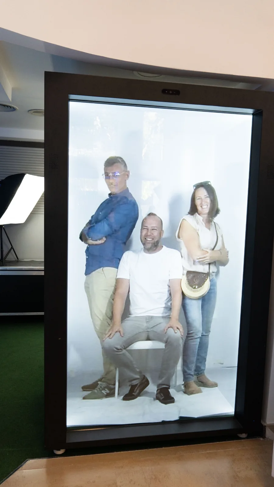 Holobox de tamaño real mostrando personas mediante una experiencia holográfica.