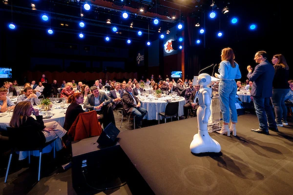 AI Dinner a medida con público y un robot en el escenario