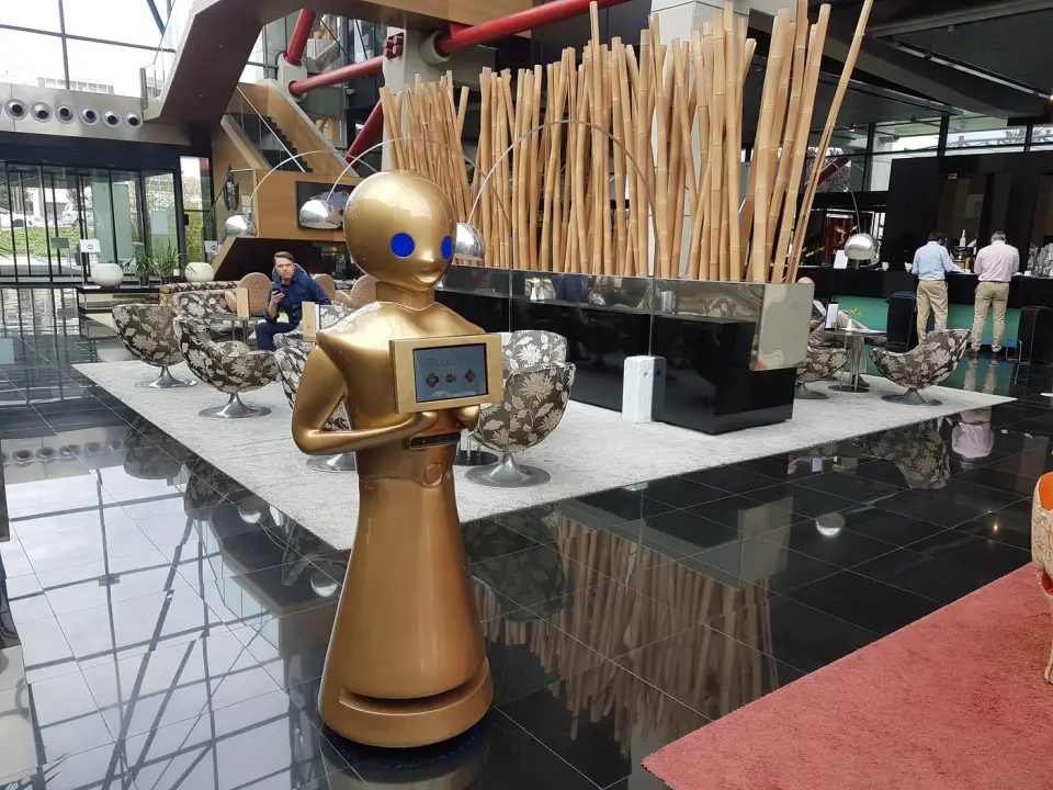 Robot de recepción en el vestíbulo de un hotel.